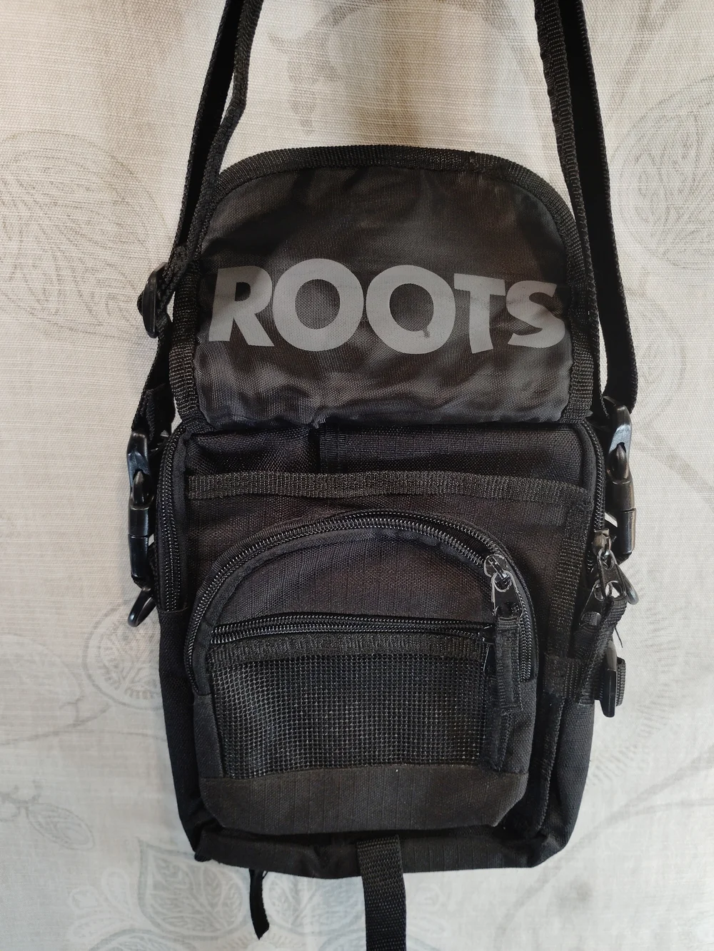 Roots Compact Black Crossbody/Messenger Bag